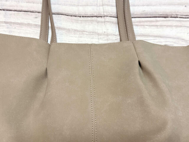 ハンドルの付け根にタック入り。デザイン性があっておしゃれ♪