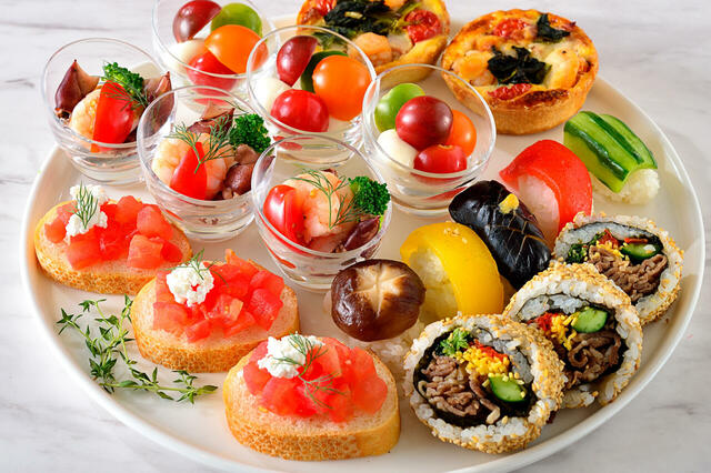 「前菜いろいろ」【「和・洋・韓・印」が食べ放題！エミテラス所沢に“エリア最大級”のビュッフェレストラン「テラスビュッフェTABLE」オープン！】