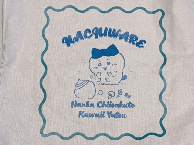 前面にハチワレのイラストプリント入りデザイン。ちいかわの草むしり検定5級の合格を願い、お守りを渡そうと考えているハチワレです。尊すぎる…！