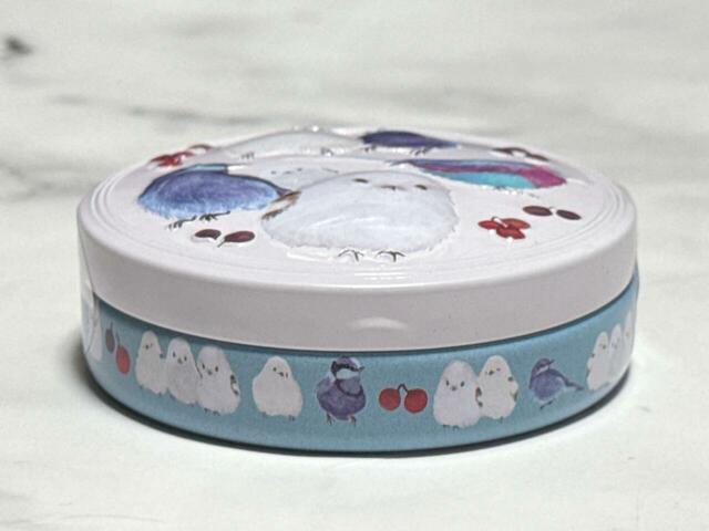【カルディ ホリデークッキー缶　シマエナガとムシクイ柄】絵柄は立体的なエンボス加工が施されています。ぷっくり感がかわいい！