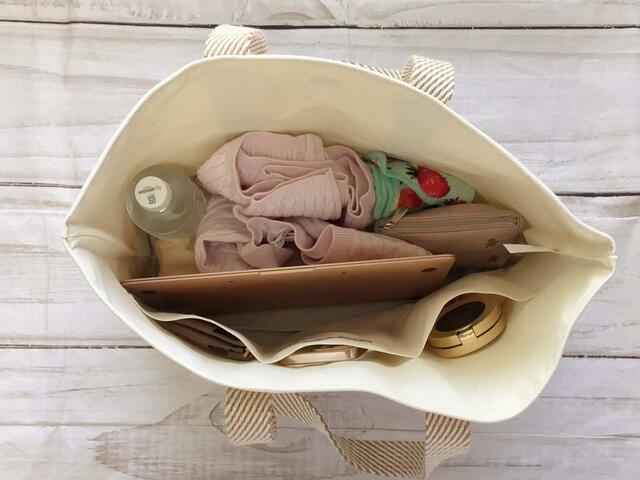 外で仕事をする際の持ち物を入れてみました