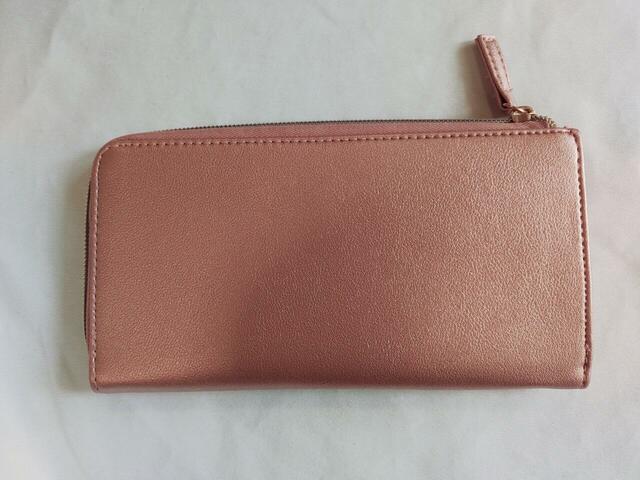 裏面はシンプルな無地