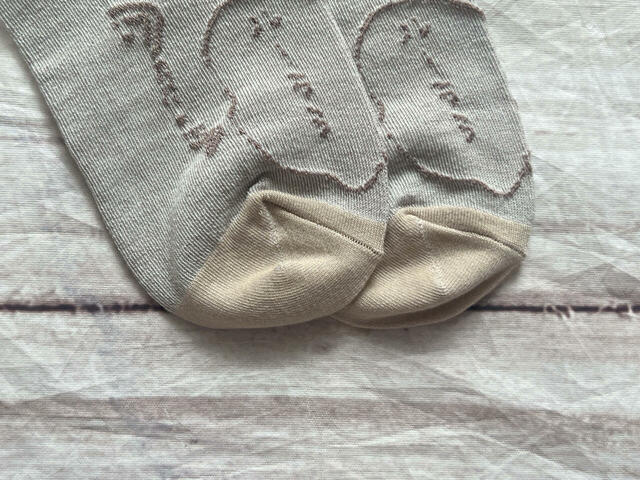 つま先と踵が同系色の異なるカラーになっています