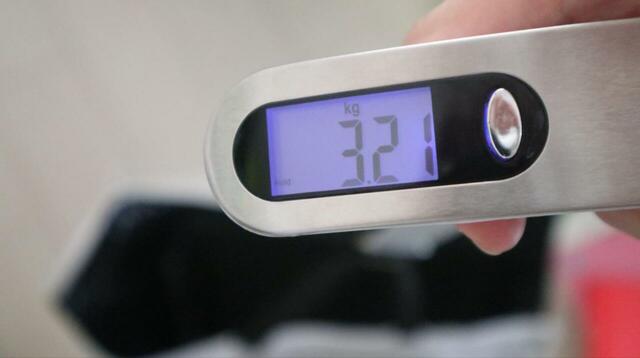 【無印良品 スチールモニタースタンド 引出付】本体は約3.2kgです（筆者実測・本体を袋に入れて吊り下げ）