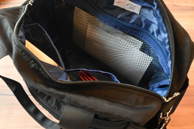 【「日本旅行が考えた 旅の快適さを追求した2WAYショルダーバッグBOOK」(宝島社)】チケットやパスポートなどを入れておきたいファスナー付きのメッシュポケット