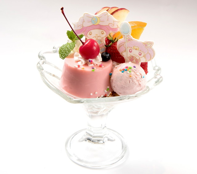 【デザート】もう待ちきれない！セーラーちびムーンとマイメロディのプリン・ア・ラ・モード　© 武内直子 ・ PNP ・ 講談社 ・ 東映アニメーション ©1976, 2018, SANRIO CO., LTD.