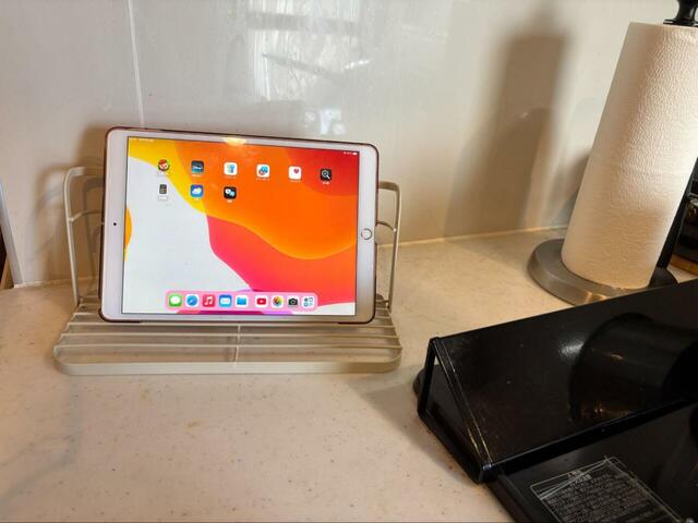 【3COINS 折りたたみボトルスタンド】タブレットも安定感ばっちり◎キッチンでの動画視聴に