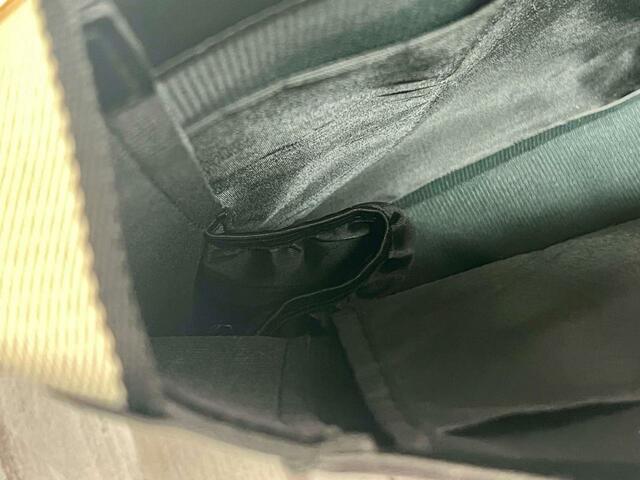 側面には肉厚なポケットが1つ！