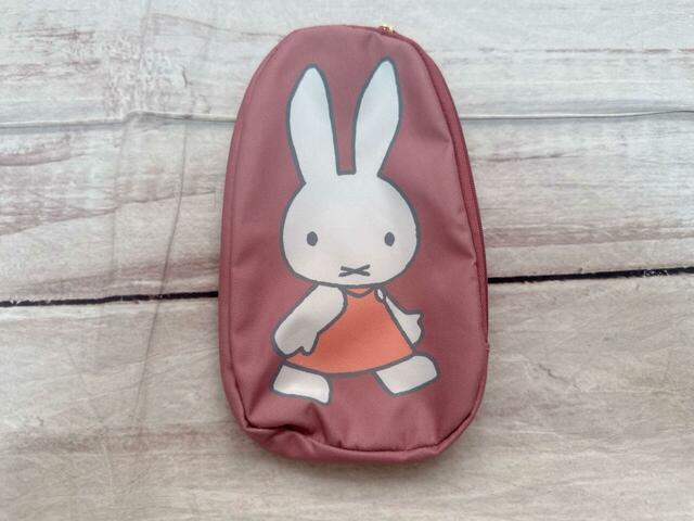 特大ポーチはシンプルなワンピースを着たミッフィー。ダスティーピンクのカラーがキュート！