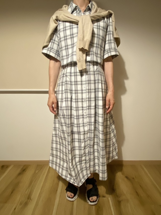 【Honeysの大人ライン「GLACIER」シャツワンピース】カーディガンを羽織ってアクセントにしてもいいですね