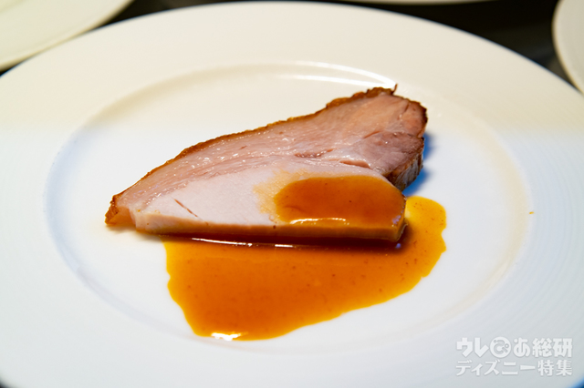 ローストポーク スパイス香るオレンジソース（ランチのみ）｜“ディズニー・イースター”ランチブッフェ／ディナーブッフェ｜東京ディズニーシー・ホテルミラコスタ「オチェーアノ」