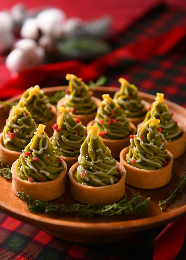 「クリスマスツリーケーキ」<期間:2025年12月13日〜25日>【ホテルプラザ神戸の豪華すぎる「冬のごちそうバイキング」にクリスマス限定ディナーメニューが登場!】