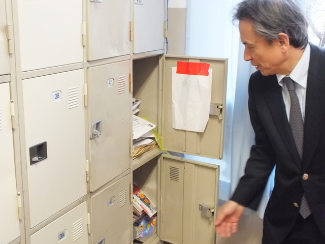 生徒のロッカーを開ける彦坂先生。するとそこには…