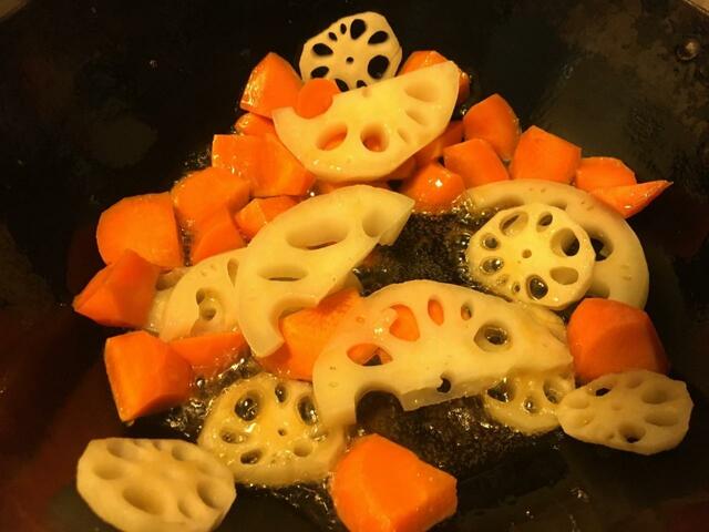 鍋にごま油を入れて熱し、根菜を中火で炒めて塩で下味をつけ、火を通したら