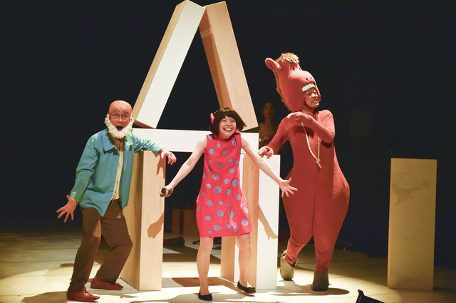 「ジェンガ」風の舞台装置はストーリーに合わせてさまざまに形を変えていく　撮影：阿部章仁