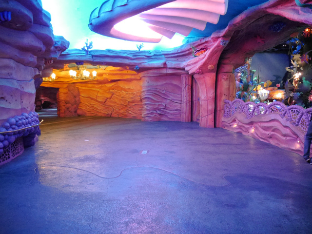 アンダー・ザ・シーの世界へと続く長い下り坂。©Disney