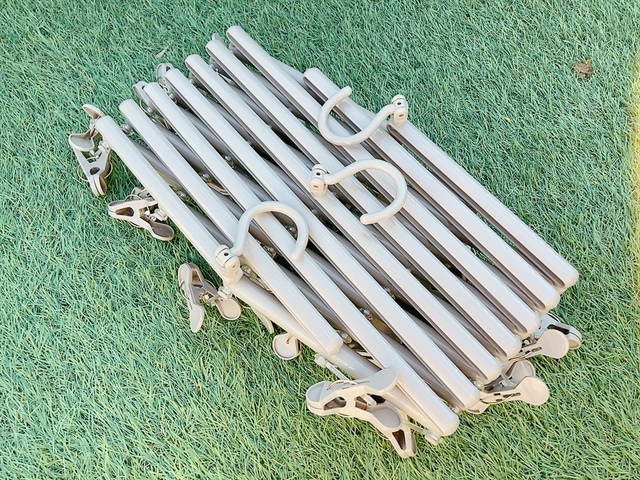 【ニトリ デコホーム 伸縮式ハンガー(39ピンチ)】最大限畳むと幅21.3cm。場所を取らず収納できます