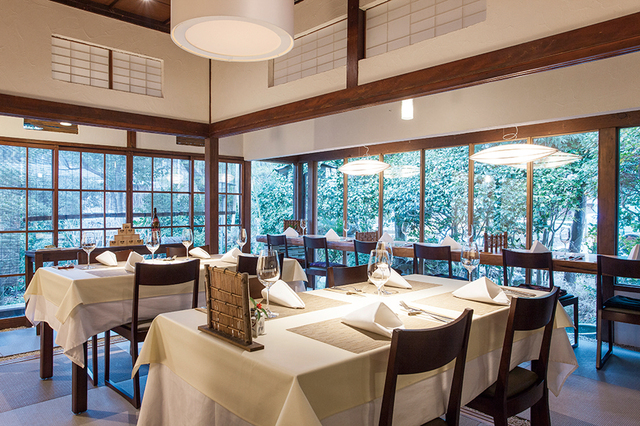 北鎌倉 ・航 北鎌倉／和と洋が融合した寛ぎの空間。お庭が見られるカウンター席もある。