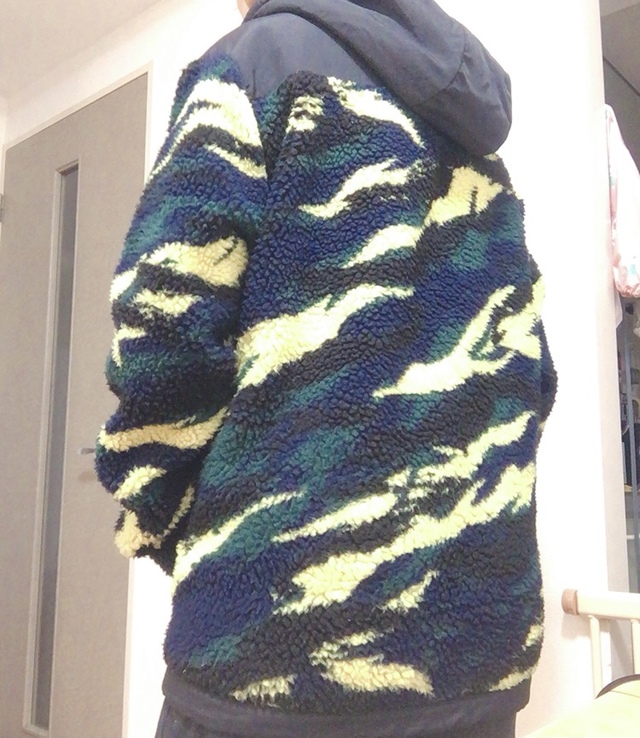 【ワークマン】シープボアフリース ウォームフーディ／落ち着いた色味と大胆な柄のバランスが取れたカモイエロー