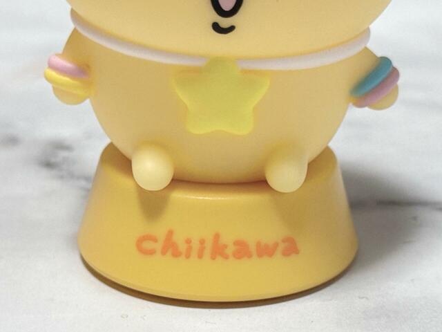 台座はうさぎカラーのイエロー。「chiikawa」のロゴプリント入りなのも◎