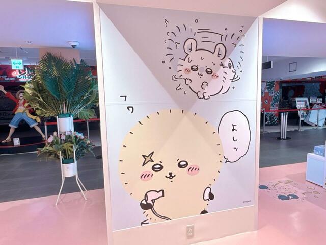 【ちいかわらんど 池袋パルコ店】ラッコとモモンガのお風呂エピソードのイラストは柱にも登場！