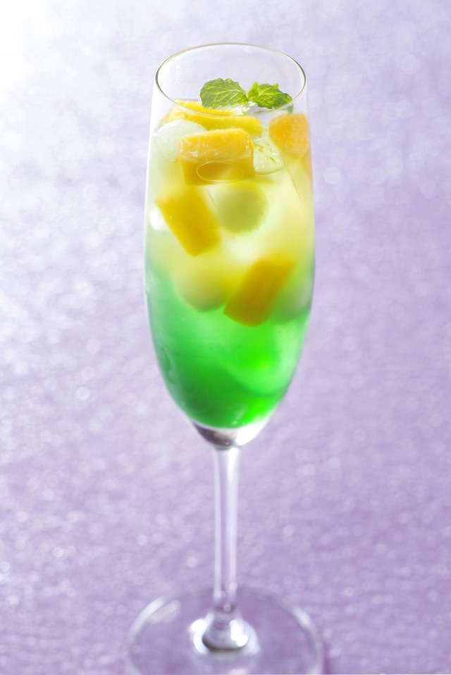 季節のフレッシュカクテル（写真はノンアルコール）｜ディズニーアンバサダーホテル「ハイピリオン・ラウンジ」