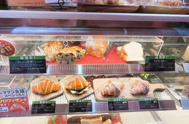 たくさんのパンが並ぶショーケース。選ぶのが大変!