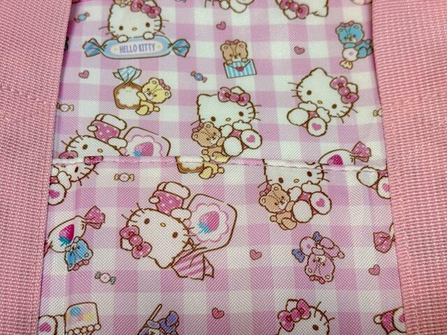 背面にポケットがついているので、スマホなどを入れるのに便利