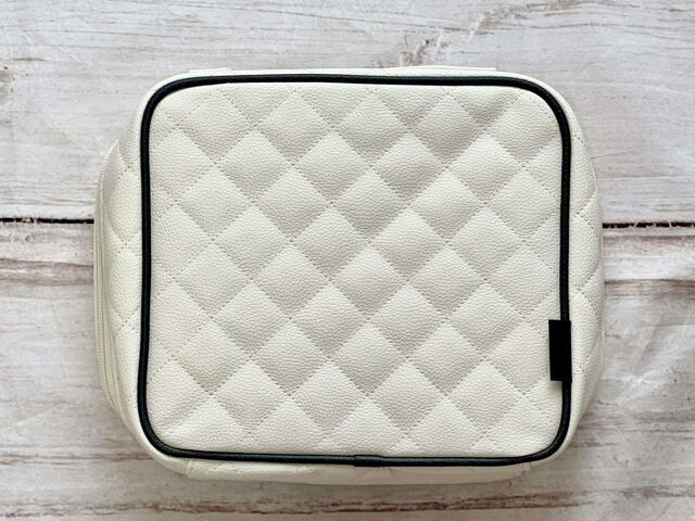 【nanakoななこがさらに本気で作った leur charme COSME POUCH BOOK WHITE】ホワイトはブラックのパイピングがアクセントになっていてキュート！