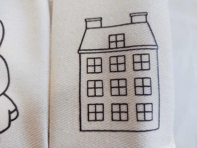 右は、おうちのイラスト