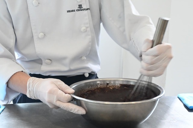 【アンリ・シャルパンティエ／フィナンシェ・オ・ショコラ制作風景】ボウルで材料を混ぜている様子