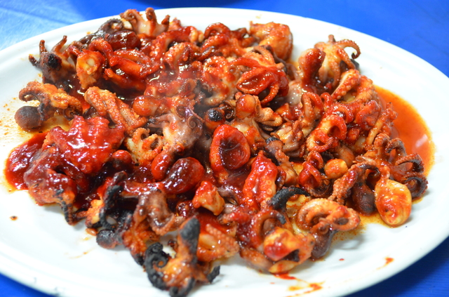 見た目、香り、味、すべてが刺激的な『トゥンボチッ』のイイダコの網焼き