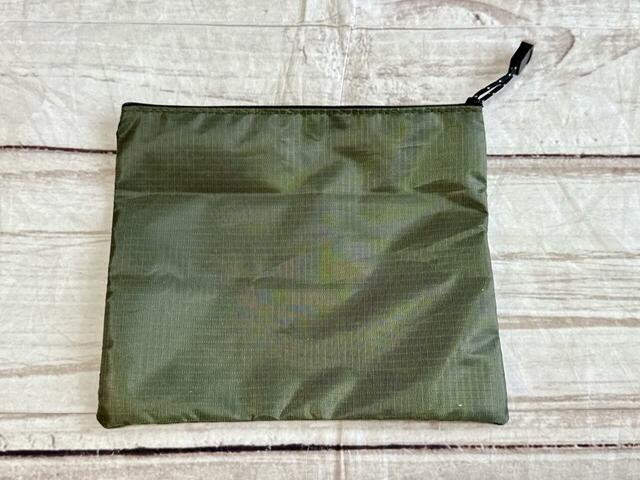 背面はシンプルなデザイン