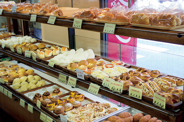 サンドウィッチパーラーまつむら（水天宮前）／そぼろパン110円、豆腐メンチ175円、オンザポーク200円など。毎日通っても新しい味が見つかりそう