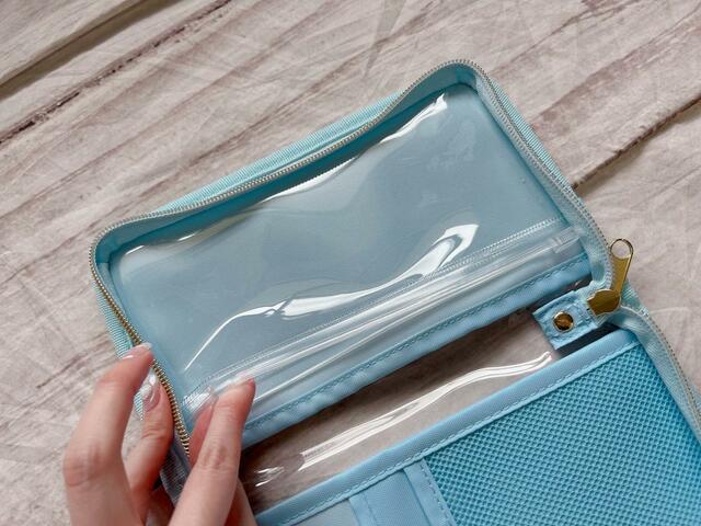 右側はスライダーで開閉できるポケット