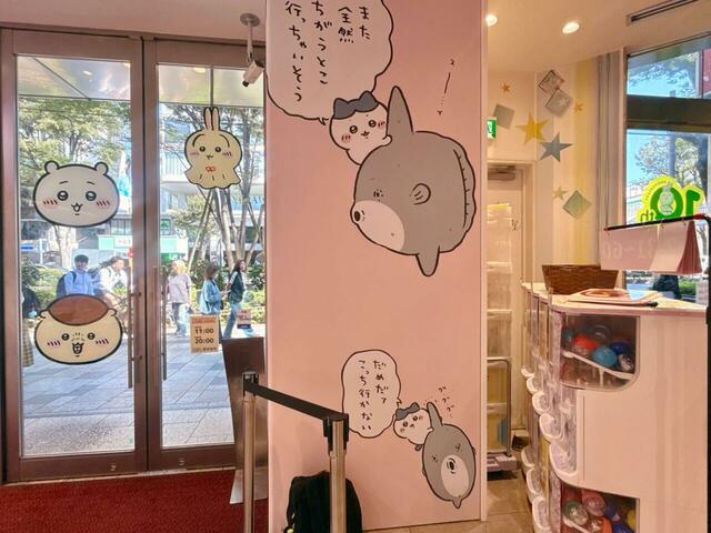 【ちいかわらんど 原宿店】入り口近くには、ちいかわの3回目の草むしり検定受験の感動エピソードのワンシーンも！