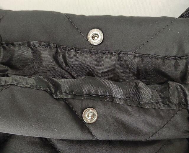 メインポケットもスナップボタンつき