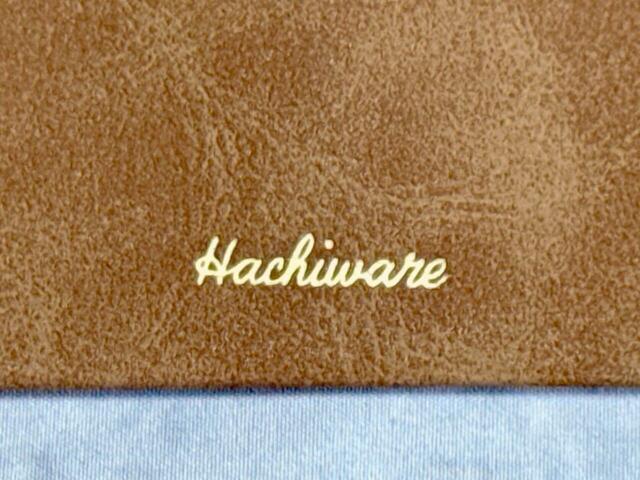 【アベイル×ちいかわ】「カードケース（ハチワレ）」内側には筆記体の「Hachiware」ロゴの箔押し入り