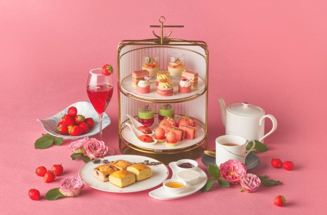 【ウェスティンホテル横浜】ロビーラウンジ「恋するストロベリーアフタヌーンティー」　すべてのスイーツとセイボリーに苺をふんだんに使用