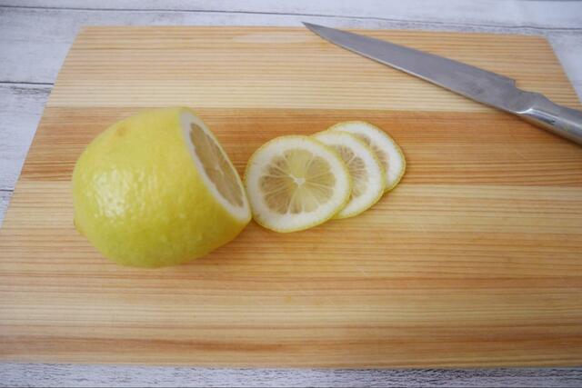 【虫除けハーブ ミントを使ったおすすめ料理：ノンアルコールモヒート】1.レモンをスライスします
