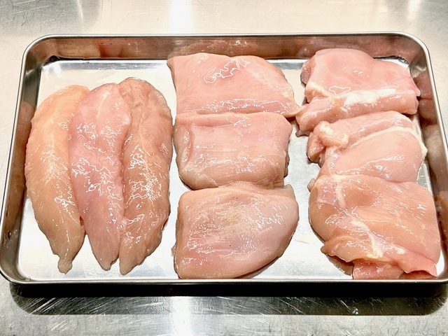 【矢澤チキン】ひと晩塩ダレにつけこんだ鶏肉。（左から）フィレ、ムネ、モモ
