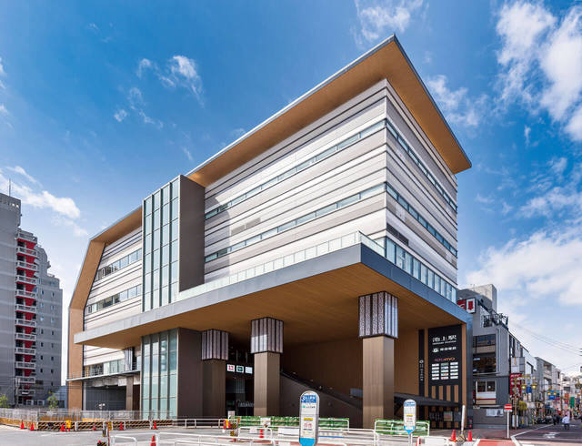 池上駅直結でアクセスしやすく、利便性に富んだ店舗を構える5階建て施設。エトモ池上【東京・池上】