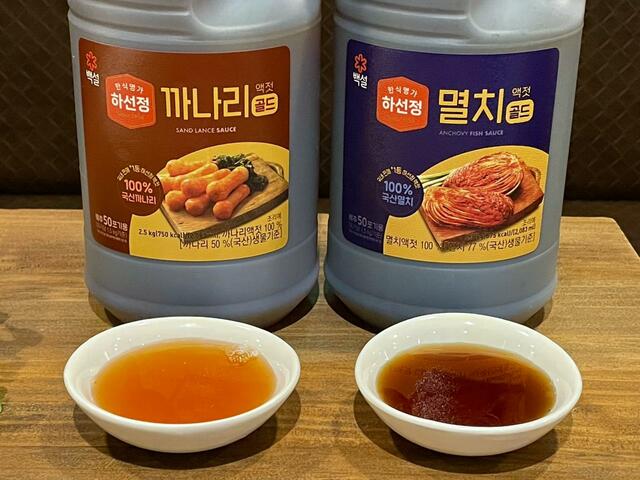 【釜めし 大統領】左がイカナゴの液状塩辛。右がカタクチイワシの液状塩辛。しょっつるや、ベトナムのニョクマムのような味