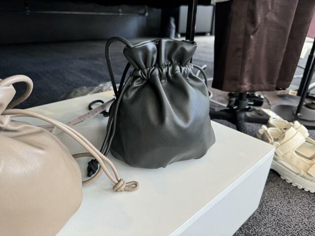 【ワークマン ソフトPUレザー巾着ショルダー】ほどよい厚みがあり、しっかりした質感のPUレザーを使用しています