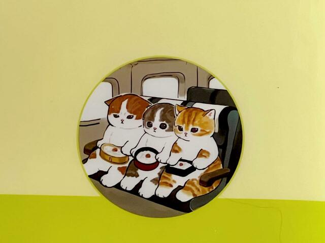 【Seria(セリア)】新幹線でお弁当を食べるにゃんこたち。窮屈そうな、左側の座席に座ったにゃんこの表情が特にかわいいです♪
