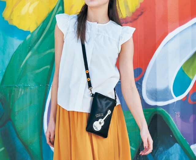 ギターアップリケ付きスマートフォンショルダーバッグ「リメンバー・ミー」|¥ 5,490 (税込)