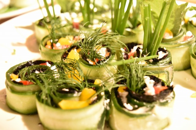 カラフルな野菜を海苔ときゅうりで巻く