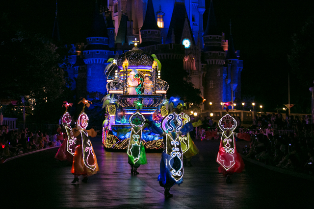 アラジン（1）（変更なし）｜新「東京ディズニーランド・エレクトリカルパレード・ドリームライツ」（2015年7月リニューアル）撮影 / YOSHI 