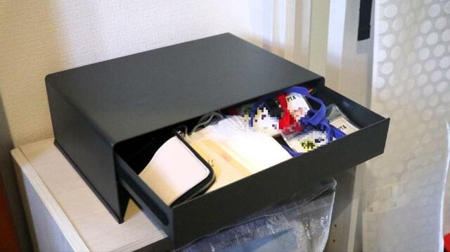 【無印良品 スチールモニタースタンド 引出付】玄関で、施設入館証やパスケース、マスクなど「外出前必須アイテム」をまとめるのにもおすすめ！