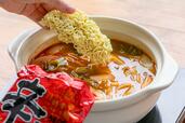 「プデチゲ」辛ラーメンを入れて…